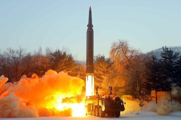 북한 국방과학원이 지난 5일 극초음속미사일을 시험발사했다. (평양 노동신문=뉴스1)