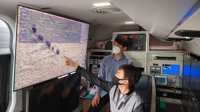 한국전자통신연구원(ETRI) 연구진이 초고화질(UHD) TV 측정 차량 내부에서 8K-UHD 전송 기술을 시연하고 있다. ETRI 제공