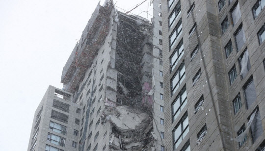 11일 오후 4시께 광주 서구 화정동에서 신축 공사 중인 고층아파트의 외벽이 무너져내렸다. 사진은 사고 현장의 모습. <연합뉴스>