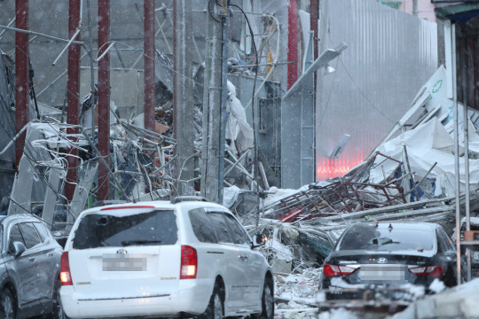 11일 오후 4시쯤 광주 서구 화정동에서 신축 공사 중인 고층아파트의 외벽이 무너져내렸다. 사진은 붕괴물 잔해가 쏟아진 지상의 모습. <연합뉴스>