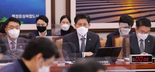 노형욱 국토교통부 장관이 4일 서울 여의도 국회에서 열린 국토교통위원회 전체회의에서 의원 질의에 답변하고 있다. <연합뉴스>