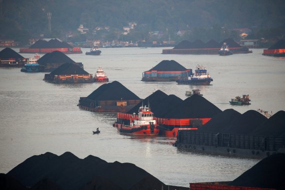 지난 2019년 8월31일 인도네시아 동칼리만탄주 사마린다의 마하캄강에 석탄을 실은 바지선들의 모습.로이터뉴스1