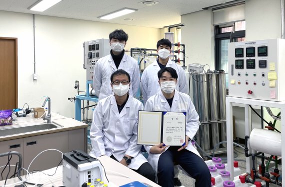 부경대 김수한 교수(아래 왼쪽) 연구팀이 연구실에서 기념촬영하고 있다. 부경대학교 제공
