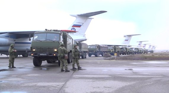 지난 9일(현지시간) 카자흐스탄 알마티 공항에 옛 소련권 안보협의체 집단안보조약기구(CSTO) 소속인 러시아군과 차량, 수송기들이 도착하고 있는 모습. 로이터뉴스1