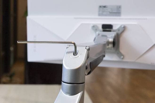 모니터의 틸트 장력은 브래킷 아래에 있고, 암 장력은 관절부 중앙에 있다. 출처=IT동아