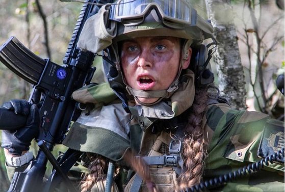 노르웨이 여군이 분대장 과정 훈련을 받고 있는 모습. [사진 노르웨이군 인스타그램 캡처]