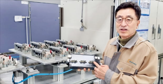 장기수 뉴인텍 대표가 11일 충남 아산 공장에서 전기차용 커패시터 성능을 설명하고 있다.  뉴인텍 제공
