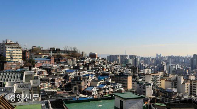 서울 종로구 한양성곽길 낙산구간에서 바라본 창신동쪽 모습. 우철훈 기자