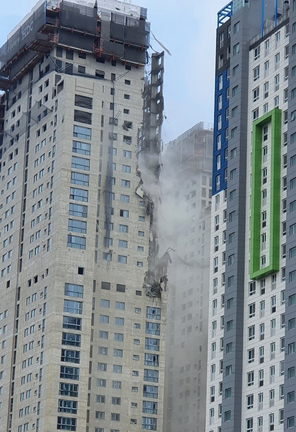 11일 광주 서구에서 공사중이던 고층 아파트 외벽이 붕괴됐다. 광주 서구 제공.