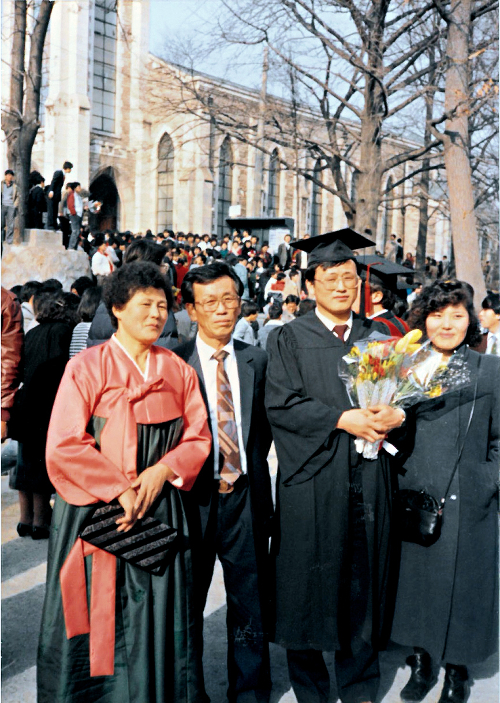 감리교신학대 졸업식 때 이현식 목사와 부모.