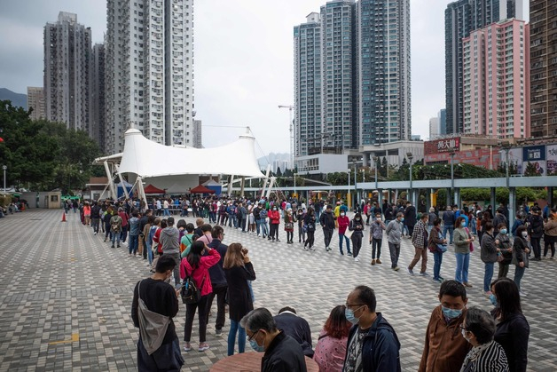 (홍콩 AFP=뉴스1) 우동명 기자 = 9일 (현지시간} 홍콩 웡타이신에 마련된 코로나19 검사소에 주민들이 길게 줄을 서 있다.  (C) AFP=뉴스1