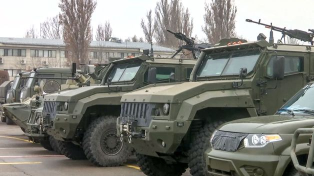 (알마티 AFP=뉴스1) 우동명 기자 = 9일(현지시간) 반정부 시위가 발생한 카자흐스탄 알마티의 공항에 러시아 평화유지군의 군용 차량이 주차돼 있다.  (C) AFP=뉴스1