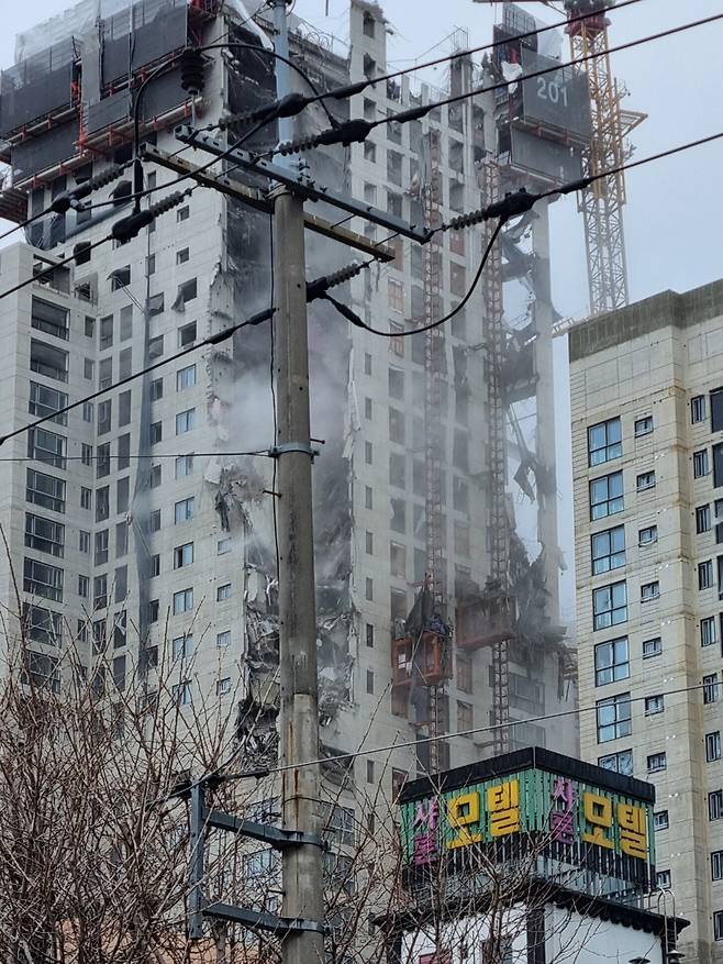 11일 오후 3시47분쯤 광주 서구 화정동 아파트 공산 현장 외벽이 무너져 있다.(독자 제공)2022.1.11/뉴스1