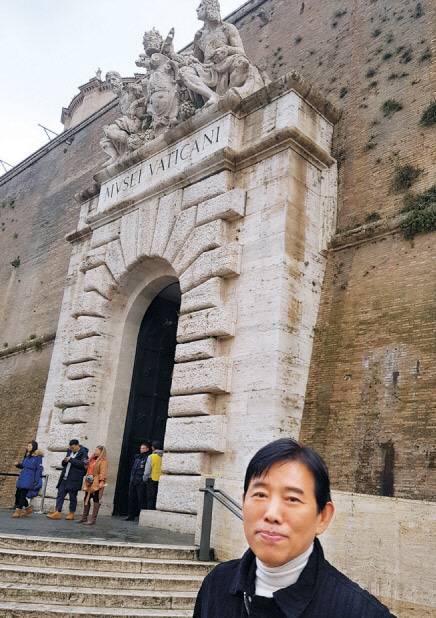김병종 작가가 바티칸 앞에서 포즈를 취했다.