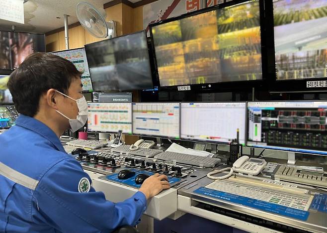포항제철소 후판부 직원이 실시간 자동 연소 제어 시스템을 이용하고 있다. 포스코 제공