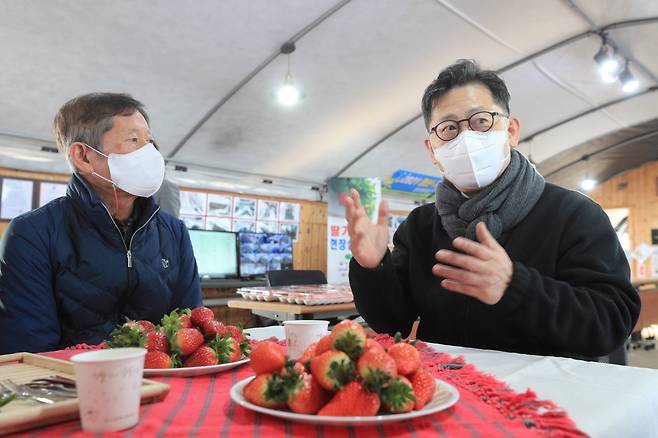 김현수(오른쪽) 농림축산식품부 장관이 11일 충남 논산시 소재 딸기 재배 농가를 방문해 현장 의견을 청취하고 있다.농림축산식품부 제공