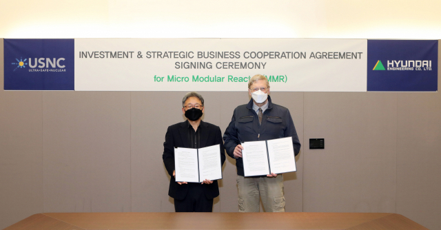 김창학(왼쪽) 현대엔지니어링 사장과 프란체스코 베네리 USNC CEO가 투자협약을 체결하고 기념사진을 촬영하고 있다. /사진제공=현대엔지니어링