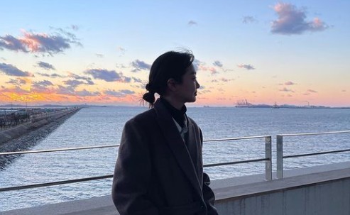 Actor Kim Da-mi encouraged the shooter of the drama with his vibrant visuals.Kim Da-mi posted a picture on his 11th day with his article Meet me at ten oclock! That year we through his instagram.The photo shows Kim Da-mi posing on the beach.Kim Da-mi, who reveals his side looking at a distant place in a coat, captivates his eyes by revealing the aspect of the atmosphere goddess.The fans responded, Ill look forward to it today. Its so beautiful! I wait for ten.On the other hand, Kim Da-mi is meeting with fans in the SBS drama We That Year as the role of the national training.That Year We is the first love-inverted romance of youths as a broken lover is forced to be summoned for the popularity of a documentary filmed during high school.