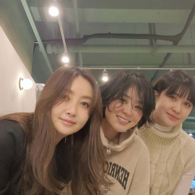 Song Eun-young posted a picture on his instagram on the morning of the 11th with a long article starting with Reply 1996.He said, Thanks to my sister Kang Hee who ran to the Festival, we met so many years ... It is still the youngest pretty princess, but first of all, marriage ~ I live my life well and I will take three shots even if I become my grandmother.In the photo, Song Eun-young posed affectionately with Choi Kang-hee and Heo Yeong-ran.Han Jung-soo commented on the three people who boast of unchanging beauty, All three are my favorite actors, and Ahn Hye-Kyung said, See this three shot!!!My sister, Onni, she said, not hiding her excitement.Meanwhile, Song Eun-young, who was born in 1978 and is 44 years old, is currently working as a member of FC Bull moths, The Girls Who Beat Goals (Goals Girl).Photo: Song Eun-young Instagram