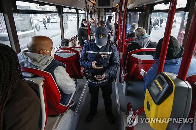 로마의 한 시내버스에서 승객들의 면역증명서를 확인하는 경찰 [EPA 연합뉴스 자료사진. 재판매 및 DB 금지]