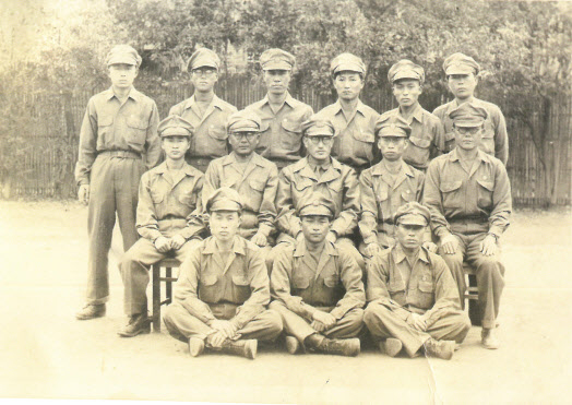 이범석 한국광복군 참모장(두 번째 줄 가운데)과 광복군 제2지대 요원들. (사진=국가보훈처)