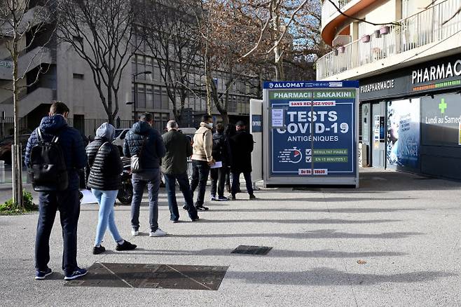 10일(현지시간) 남프랑스 마르세유 지역의 한 약국 앞에 코로나19 진단 키트를 사려는 사람들이 줄을 서고 있다. (사진=AFP)