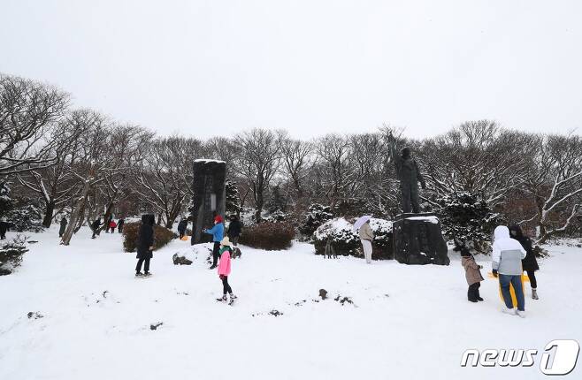 한라산 1100고지에서 도민과 관광객들이 겨울 정취를 즐기고 있다. 2022.1.5/뉴스1 © News1 오현지 기자