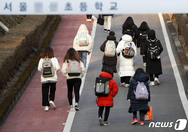 서울시내 초등학교에서 학생들이 등교하고 있다. 2021.12.17/뉴스1 © News1 안은나 기자