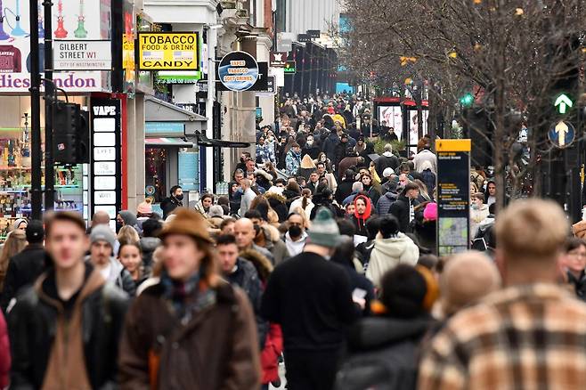 23일 (현지시간) 오미크론 변이 확산 속 크리스마스를 앞둔 영국 런던의 옥스포드 거리에 쇼핑객들이 북적이고 있다. © AFP=뉴스1 © News1 우동명 기자