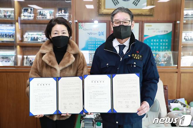12일 박세복 영동군수(오른쪽)과 유원산업 관계자가 투자협약을 하고 있다. (영동군 제공)© 뉴스1