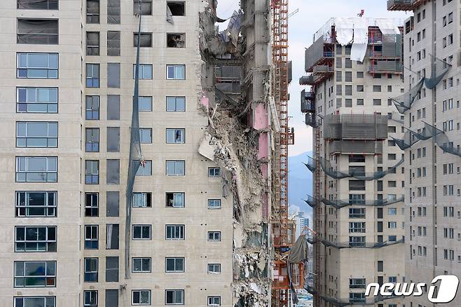 지난 11일 오후 3시46분쯤 광주 서구 화정동의 한 아파트 공사현장에서 외벽 붕괴 사고가 발생했다. 사진은 사고가 발생한 아파트 공사현장 모습.2022.1.12/뉴스1 © News1 정다움 기자