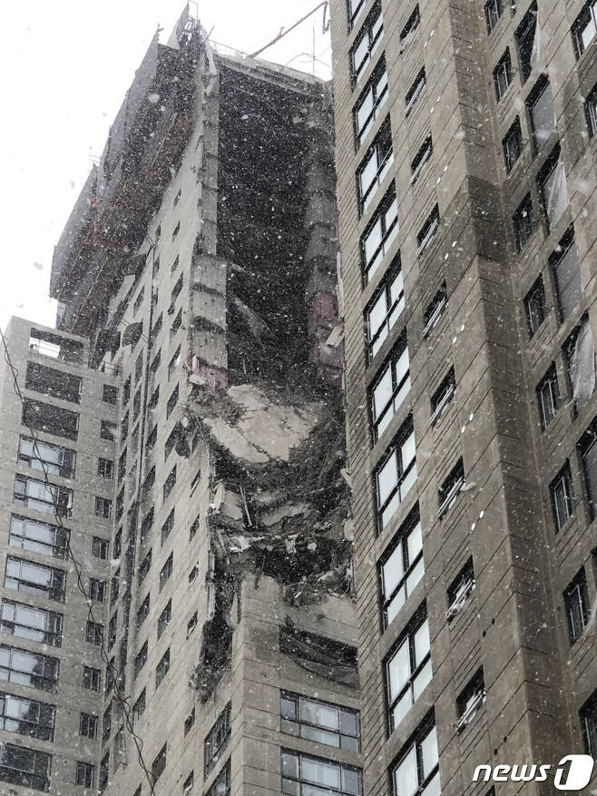 11일 오후 3시47분쯤 광주 서구 화정동 아파트 공산 현장 외벽이 무너져 있다.(독자 제공)2022.1.11/뉴스1 © News1 박준배 기자