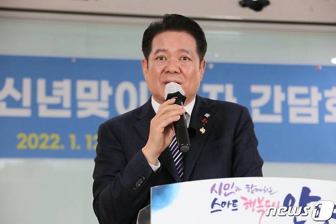 '민선 7기 성과·새해 5대 비전'을 발표 중인 최대호 안양시장. © 뉴스1