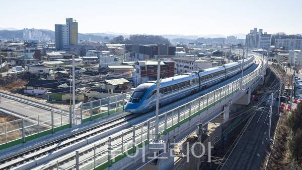 KTX이음 기차가 영주시가지를 통과하고 있다 / 사진-영주시