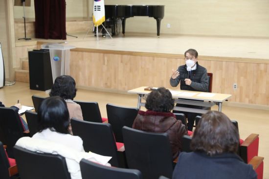 경남교육청이 12일 직속 공공도서관 27곳과 가야산독서당정글북 기관장을 모아 업무 협의회를 했다.