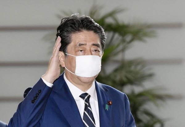 아베 신조 일본 총리가 2년 전 일명 '아베노마스크'를 쓰고 총리 관저에 들어가는 모습.