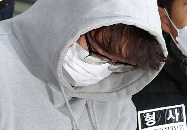 신변보호를 받던 여성의 가족을 살해한 혐의를 받는 이석준이 17일 오전 서울송파경찰서에서 검찰로 송치되고 있다. 뉴스1
