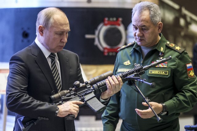지난해 말 모스크바에서 세르게이 쇼이구 국방장관(오른쪽)의 안내를 받으며 저격 소총을 들고 있는 블라드미르 푸틴 러시아 대통령. 
푸틴 대통령은 이날 우크라이나의 북대서양조약기구(NATO) 가입 추진에 대해 군사 대응을 불사하겠다고 밝혔다. 모스크바=AP 
뉴시스