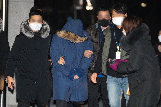 ‘회삿돈 1880억원 횡령’ 혐의를 받는 오스템임플란트 직원 이 모씨가 6일 새벽 서울 강서경찰서로 압송되고 있다. 사진공동취재단