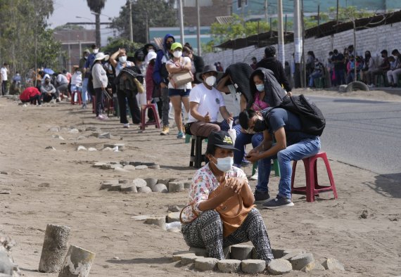 페루 수도 리마에서 11일(현지시간) 코로나19 백신을 맞으려는 주민들이 한여름 땡볕 더위 속에서 차례를 기다리고 있다. AP뉴시스