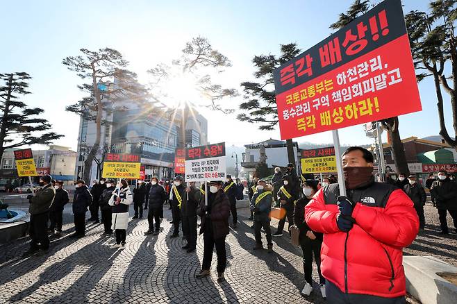 수해 피해를 입은 주민들이 12일 오전 전북 무주군청 앞에서 결의대회를 열어 피해 전액 보상을 촉구하고 있다. 무주군 제공