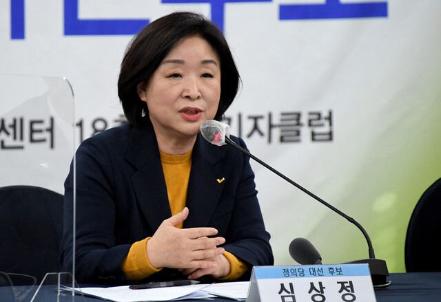 정의당 심상정 대선 후보가 12일 오후 서울 중구 한국프레스센터에서 열린 한국기자협회 초청 토론회에서 패널들의 질문에 답하고 있다. 공동취재사진