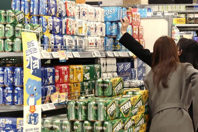 지난 6일 서울의 한 대형마트에서 맥주를 고르는 소비자들. 연합뉴스
