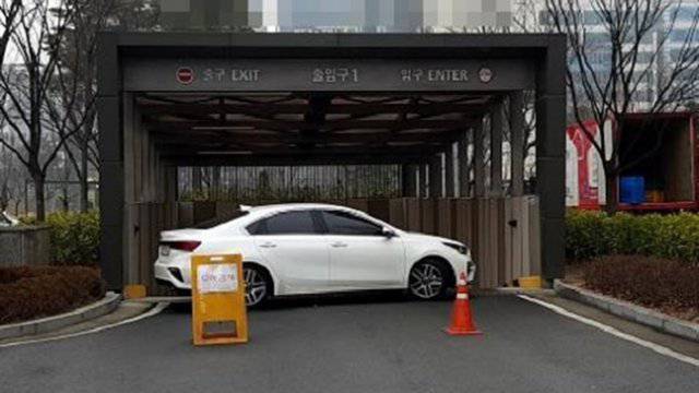 지하주차장 입구를 막고 있는 차량, 출처: 동아닷컴 DB