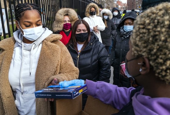 뉴욕 시민들이 코로나19 바이러스 감염 여부를 확인하는 테스트 키트를 받기 위해 줄을 서 있다. [AP=연합뉴스]