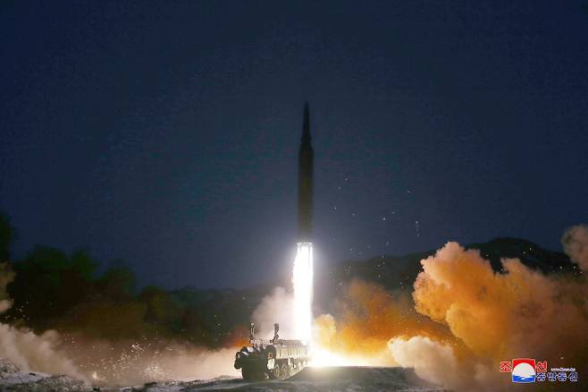 북한이 11일 김정은 국무위원장이 참관한 가운데 극초음속미사일 시험발사를 성공시켰다고 조선중앙통신이 12일 보도했다. 조선중앙통신