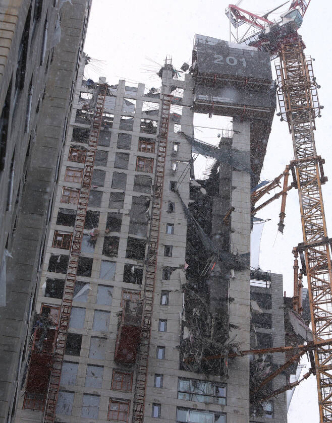 광주 서구 화정동에서 11일 오후 4시쯤 신축 공사 중인 고층 아파트의 외벽이 무너져 내렸다. 연합뉴스
