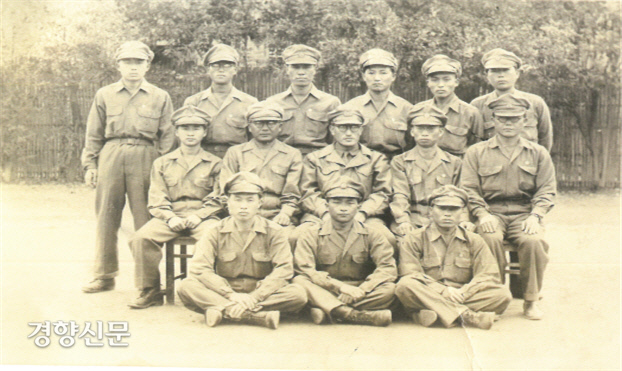 이범석(가운뎃줄 왼쪽 세 번째) 한국광복군 참모장과 제2지대 요원들.국가보훈처