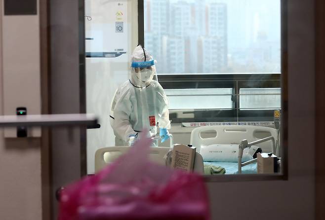 12일 오후 대전시 서구 관저동 건양대학교병원에서 병원 관계자가 코로나19 추가 병상에 놓일 시설물을 옮기고 있다. 연합뉴스