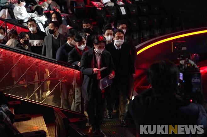 윤석열 국민의힘 대선후보가 12일 오후 서울 종로 롤파크에서 롤챔스 관람을 위해 경기장에 들어서고 있다.